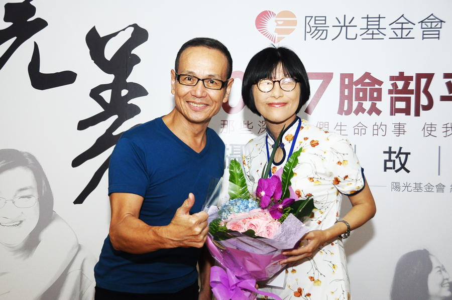 任爸受邀擔任貴賓,為雅惠(右)等19名傷友打氣。
