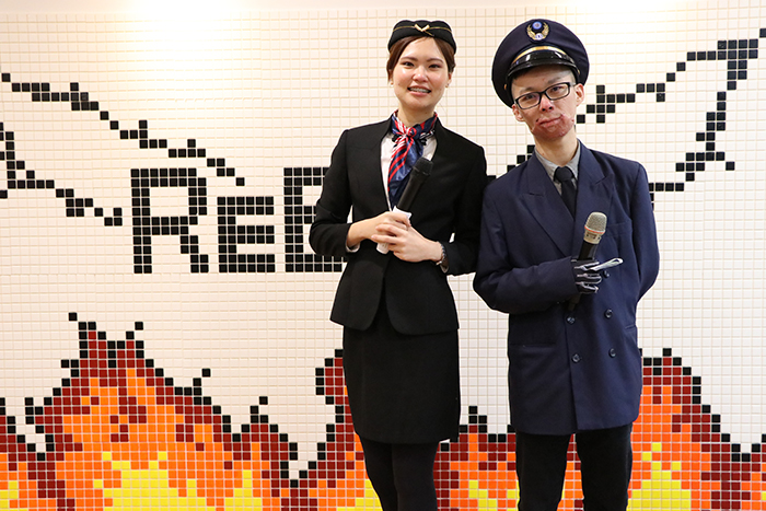社工蕙如(左)與傷友振卿擔任活動主持人。