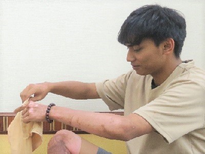 忍痛練站，燒傷少年重新站回陽光下